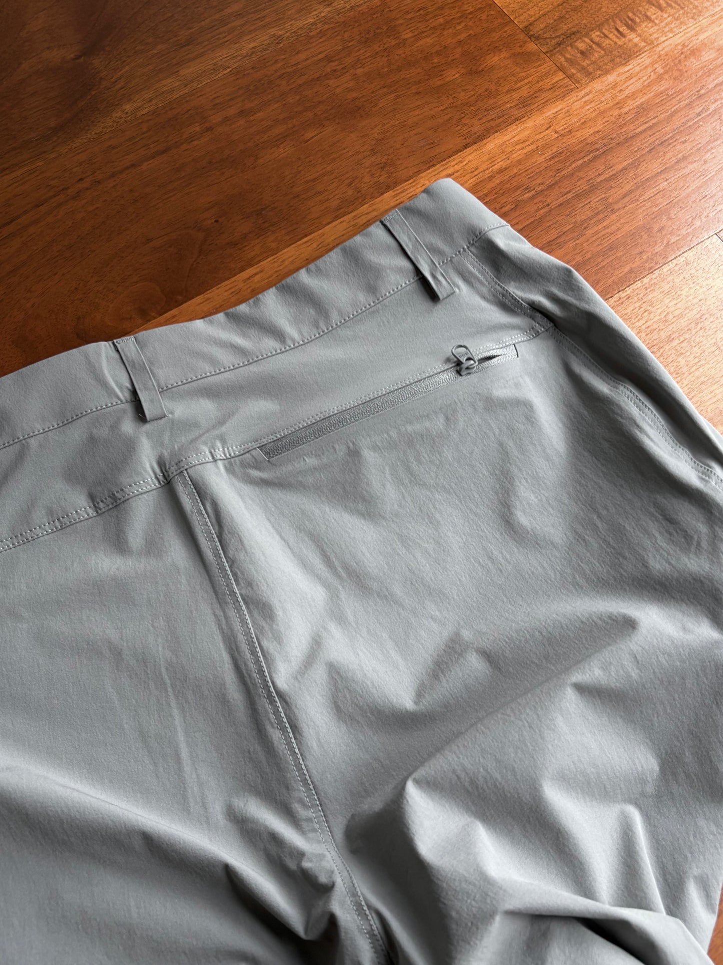 T10 pants pockets for convenient storage of belongings