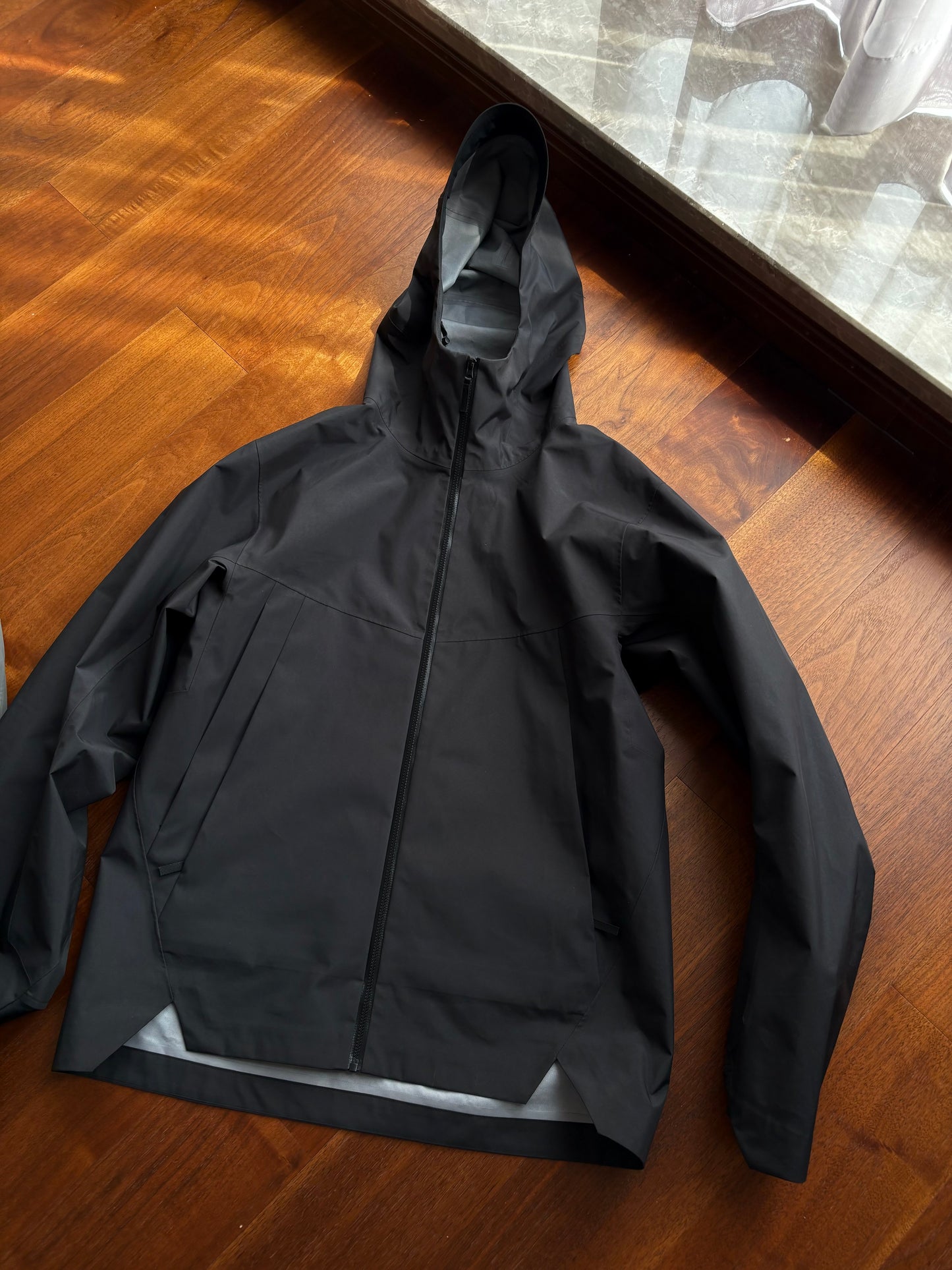aris jacket Made from fully waterproof, windproof, and breathable fabric