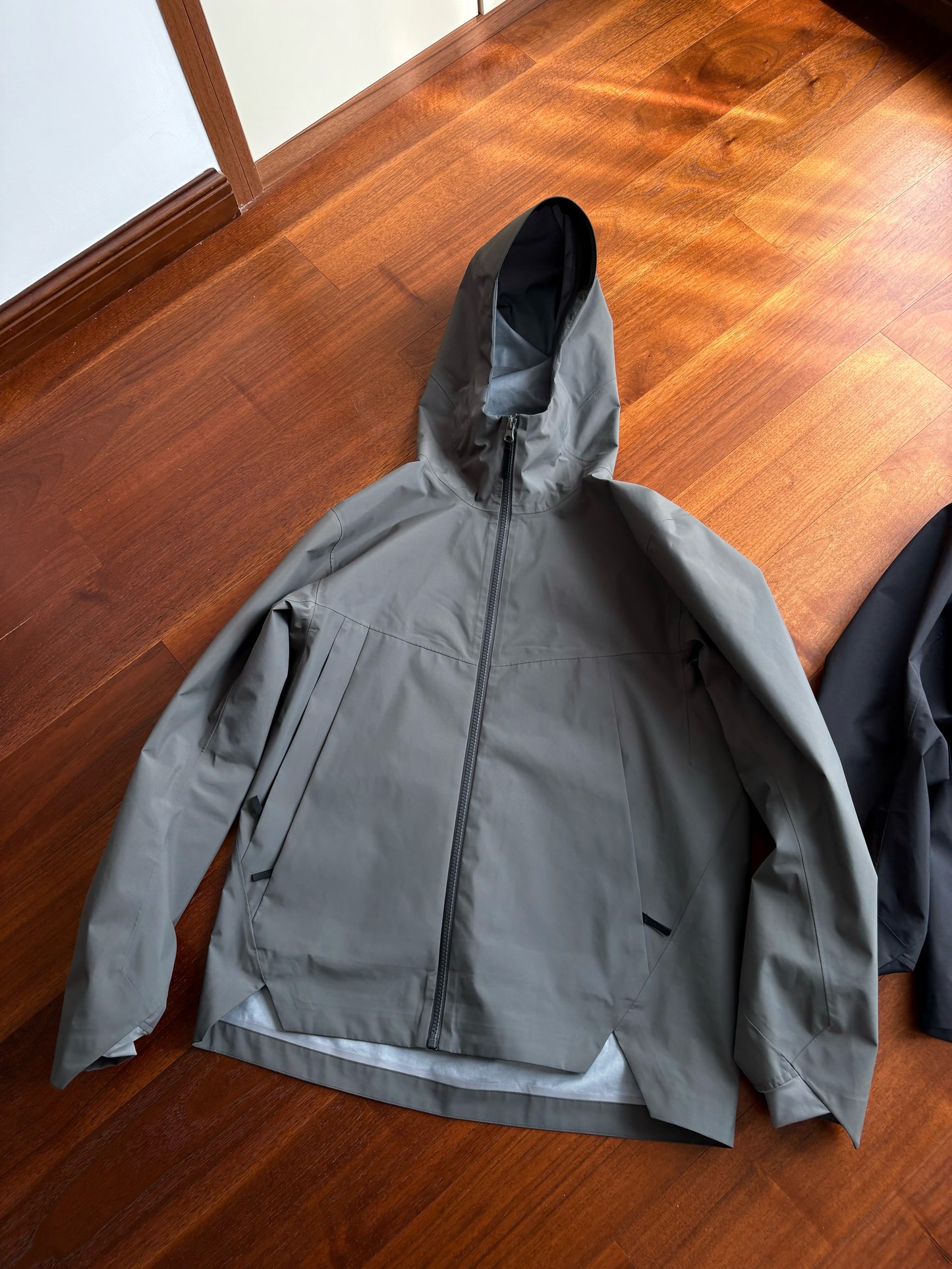 aris jacket The entire garment, including the hat, is crafted with seam-sealed technology