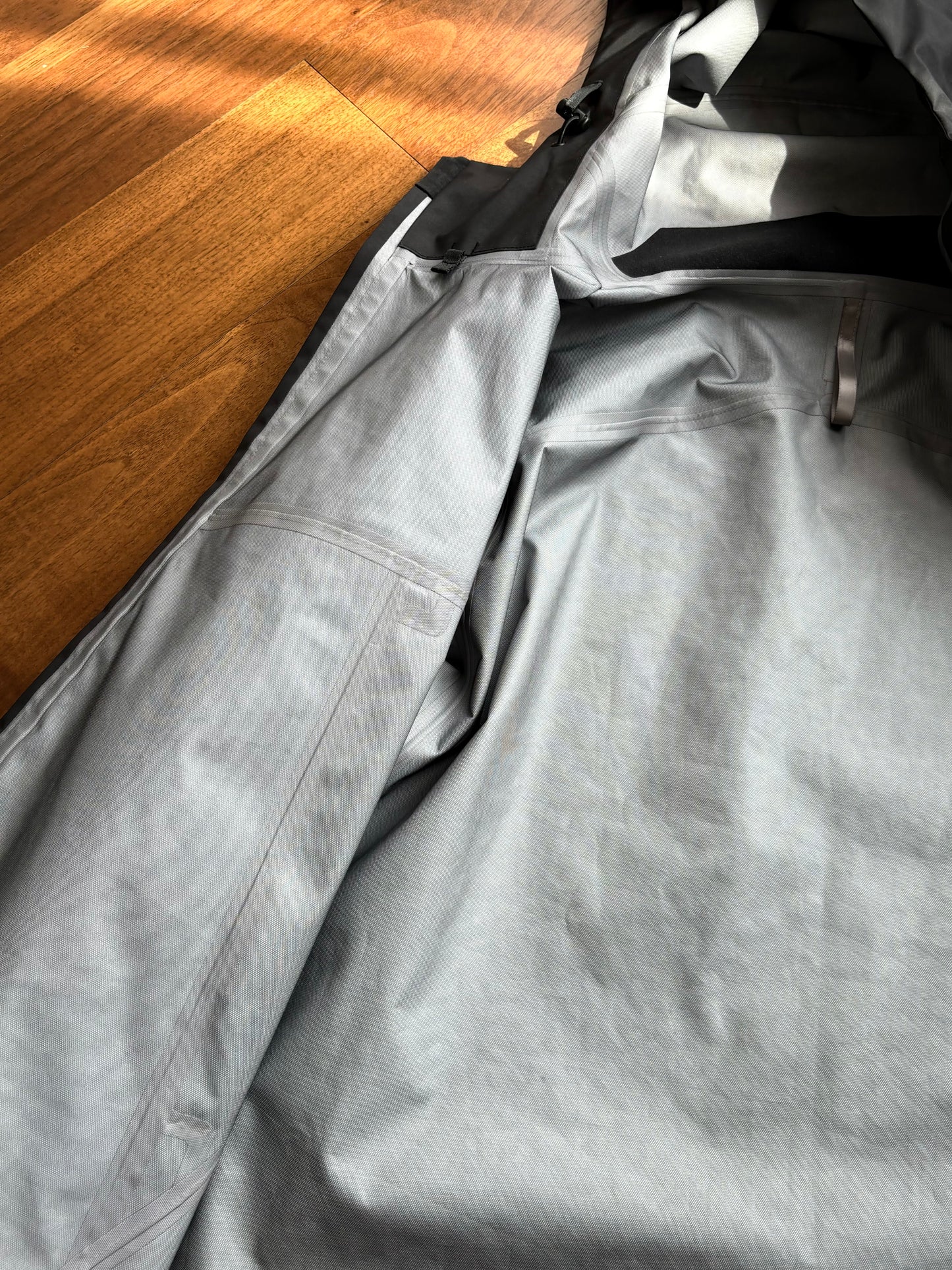 aris jacket The entire garment is crafted with seam-sealed technology