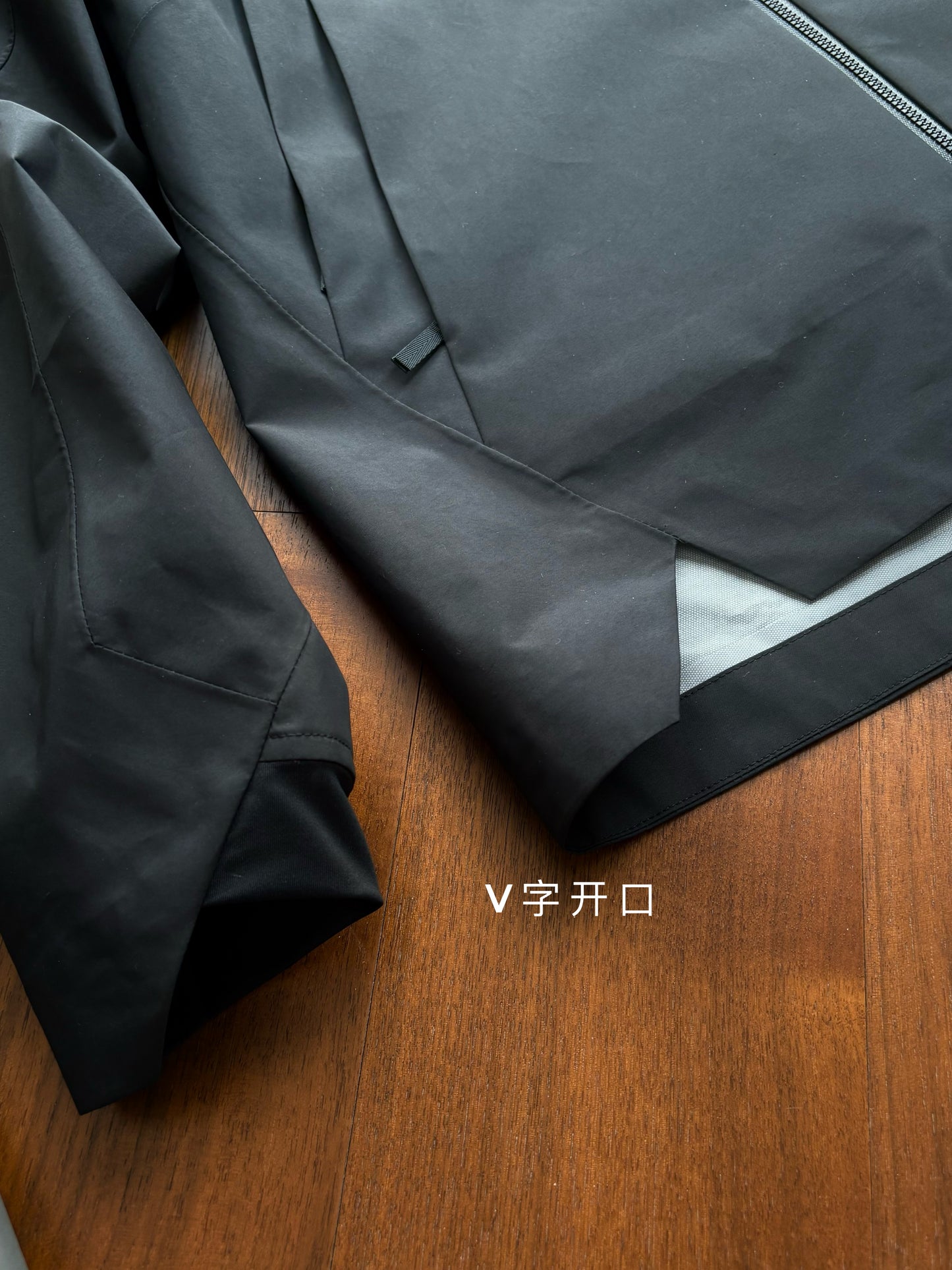 aris jacket V-shaped opening at the hem for a stylish touch