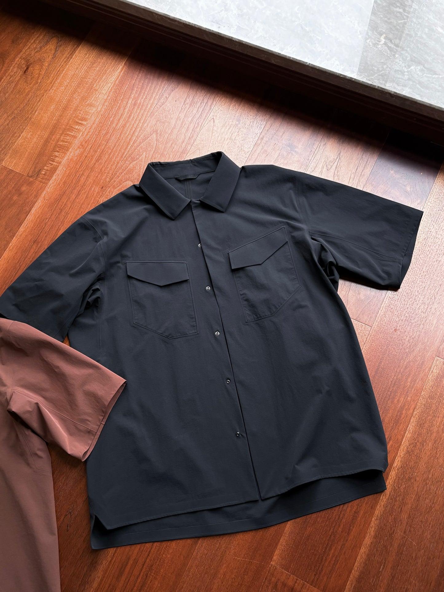 black playing field short sleeve shirt with a stand-up collar design