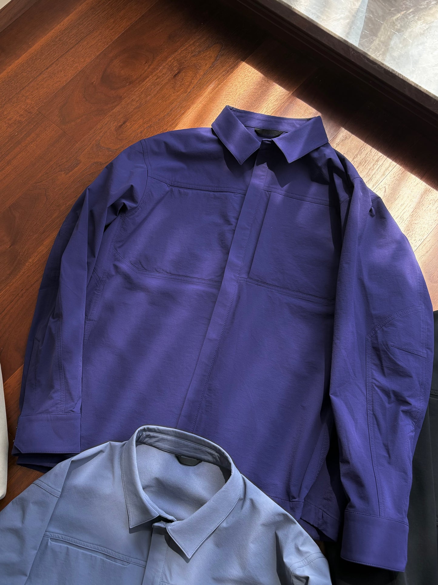 cronim jacket Reinforced elbows with padding, and two chest pockets for convenient storage