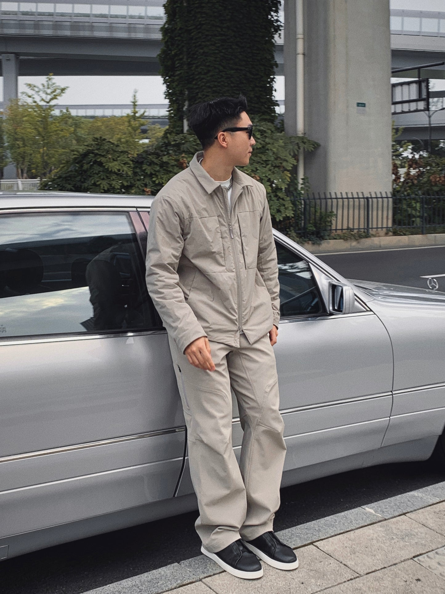 cronim pants light brown The fabric features a textured finish and is wrinkle-resistant.