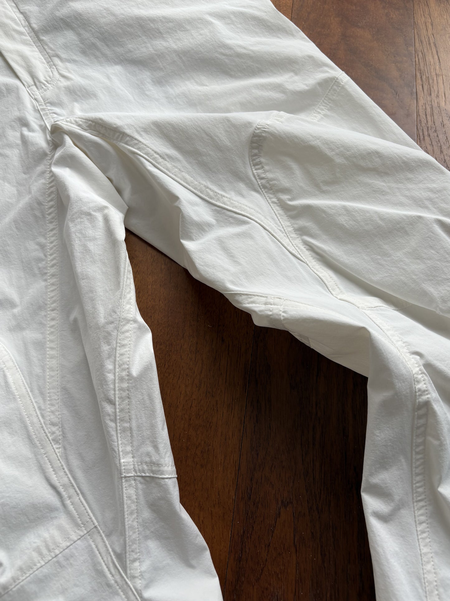 cronim pants white Easily accessible pockets increase storage space.