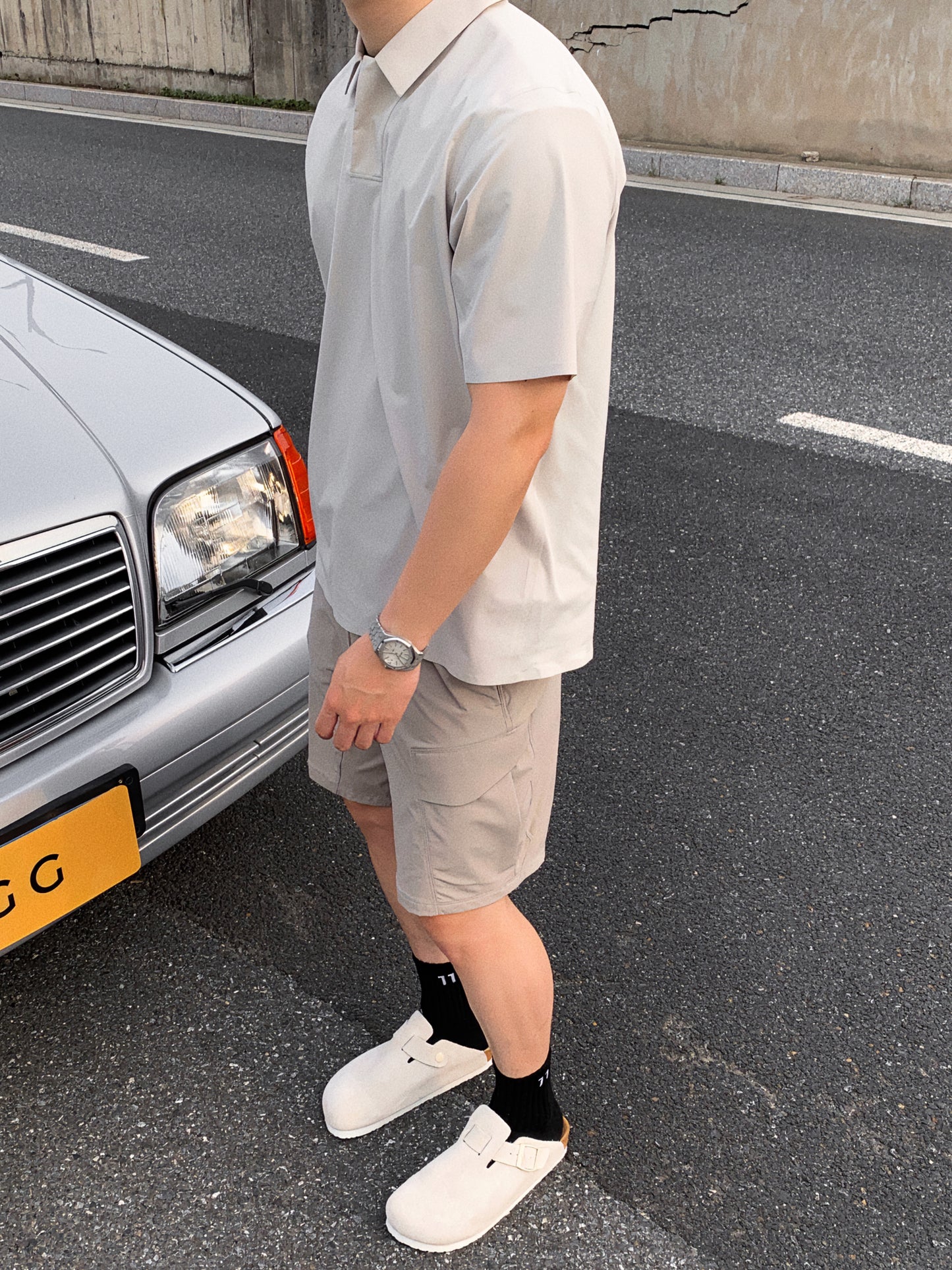 deconstructing polo shirt is sealed in both sleeve and bottom hem
