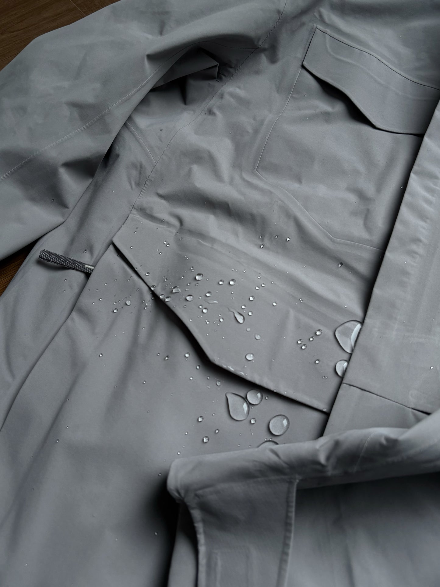 field jacket with Four-way stretch fabric combined with panelled tailoring to ensure unrestricted movement