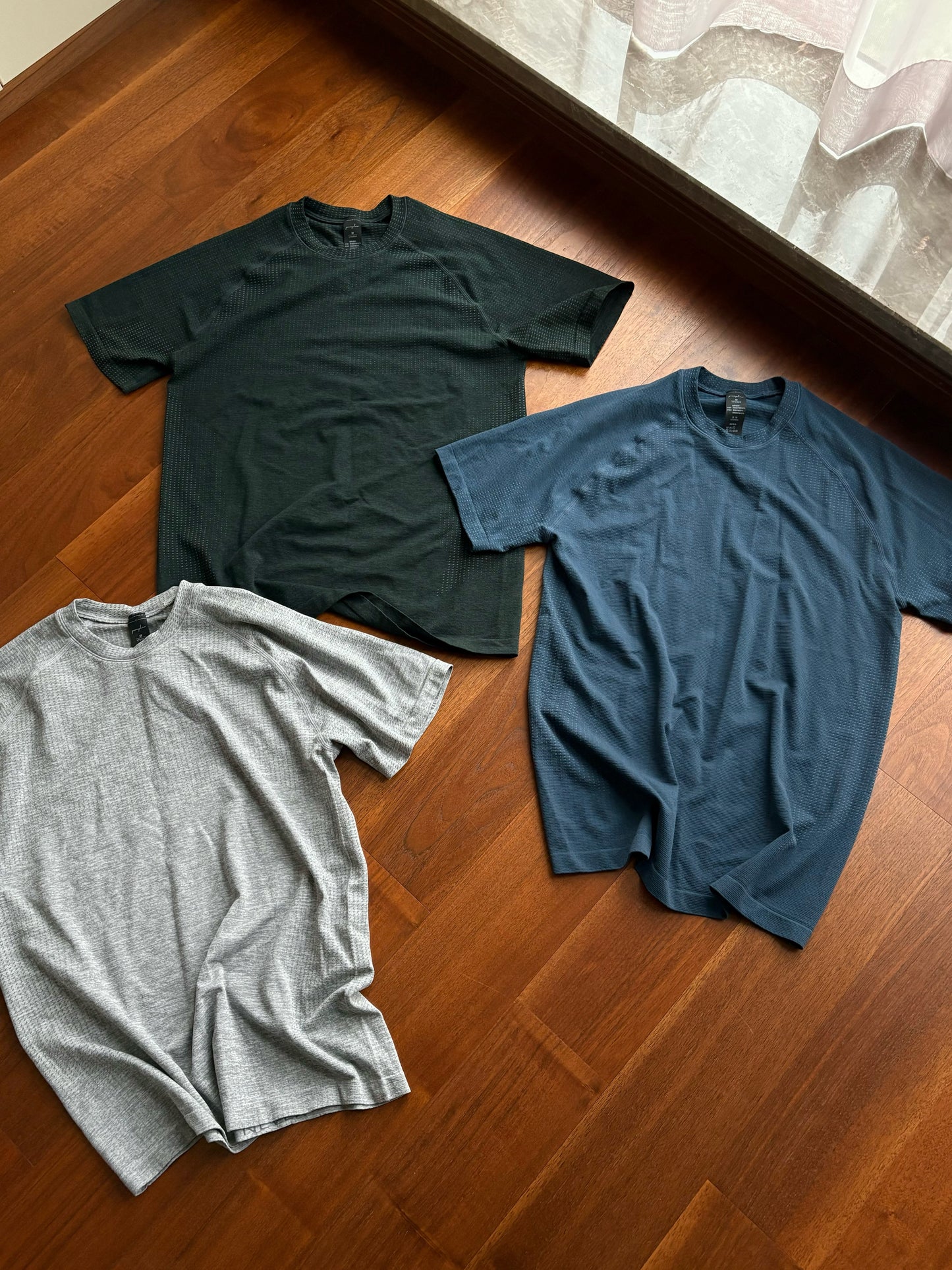 gggcomplex_MVT_short_sleeve_Seamless side construction to reduce friction and enhance comfort during workouts