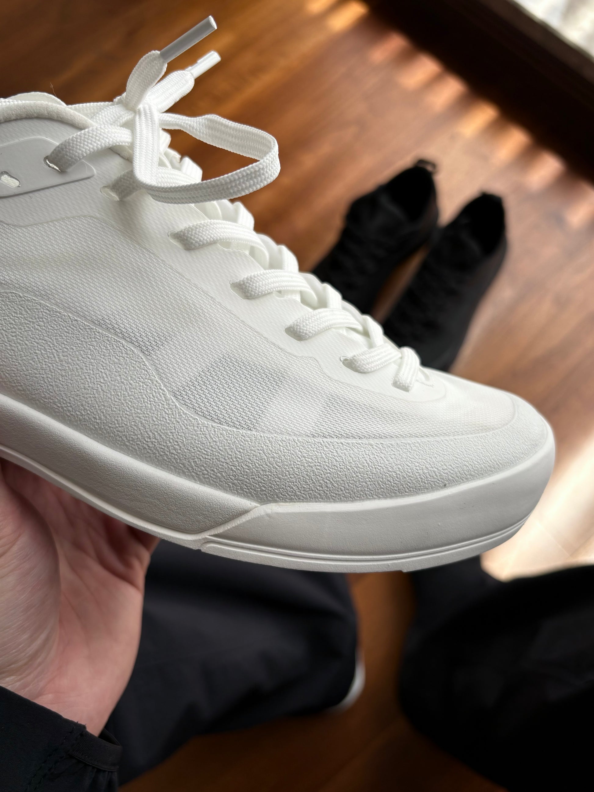 Konseal LT The toe cap and sides are made from waterproof material, easy to clean and resistant to dirt