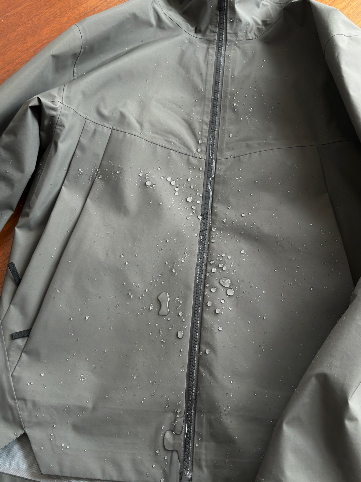  aris jacekt Made from fully waterproof, windproof, and breathable fabric