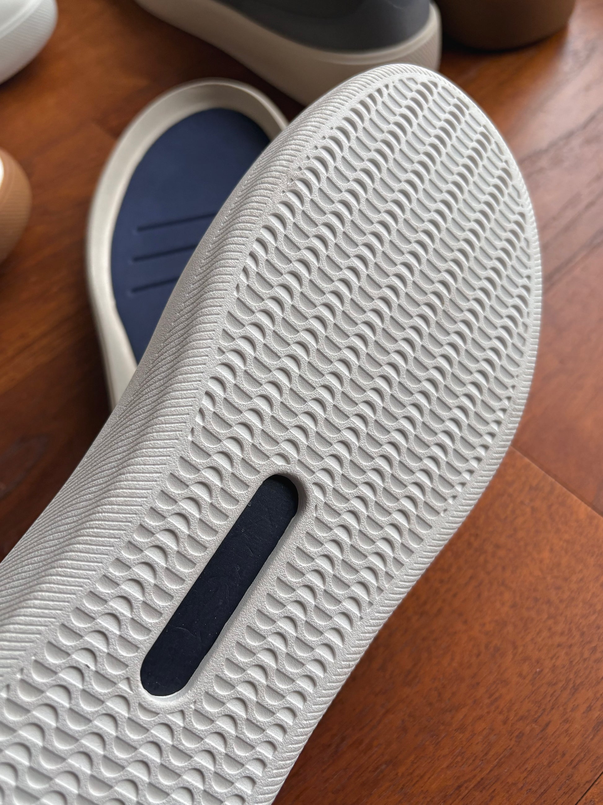 cityverse Dual-layer sole with EVA midsole for excellent cushioning, conforming to foot curves for a balance of comfort and support