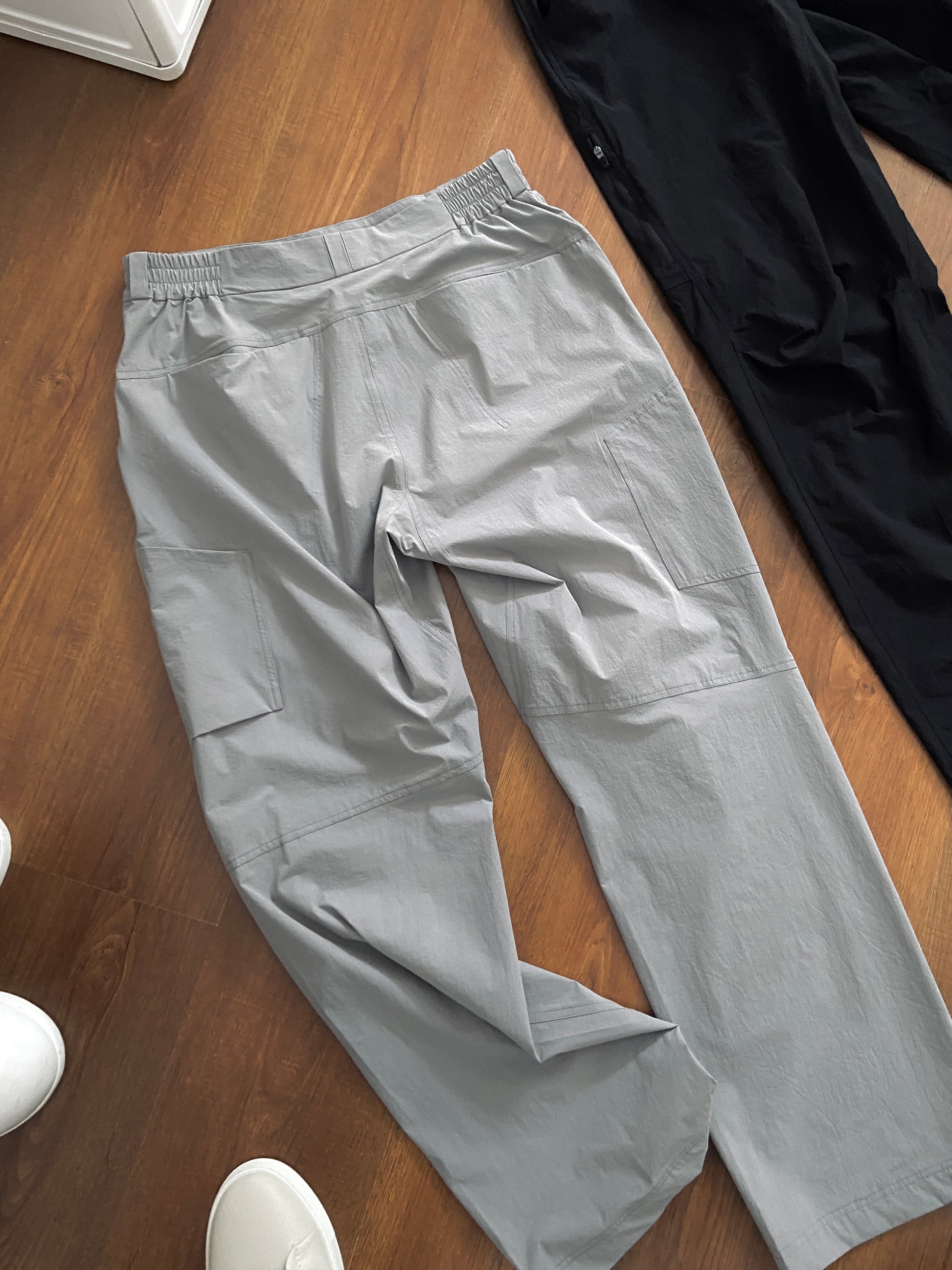 cronim pants Elastic waistbands on both sides allow for a better fit for different body types.