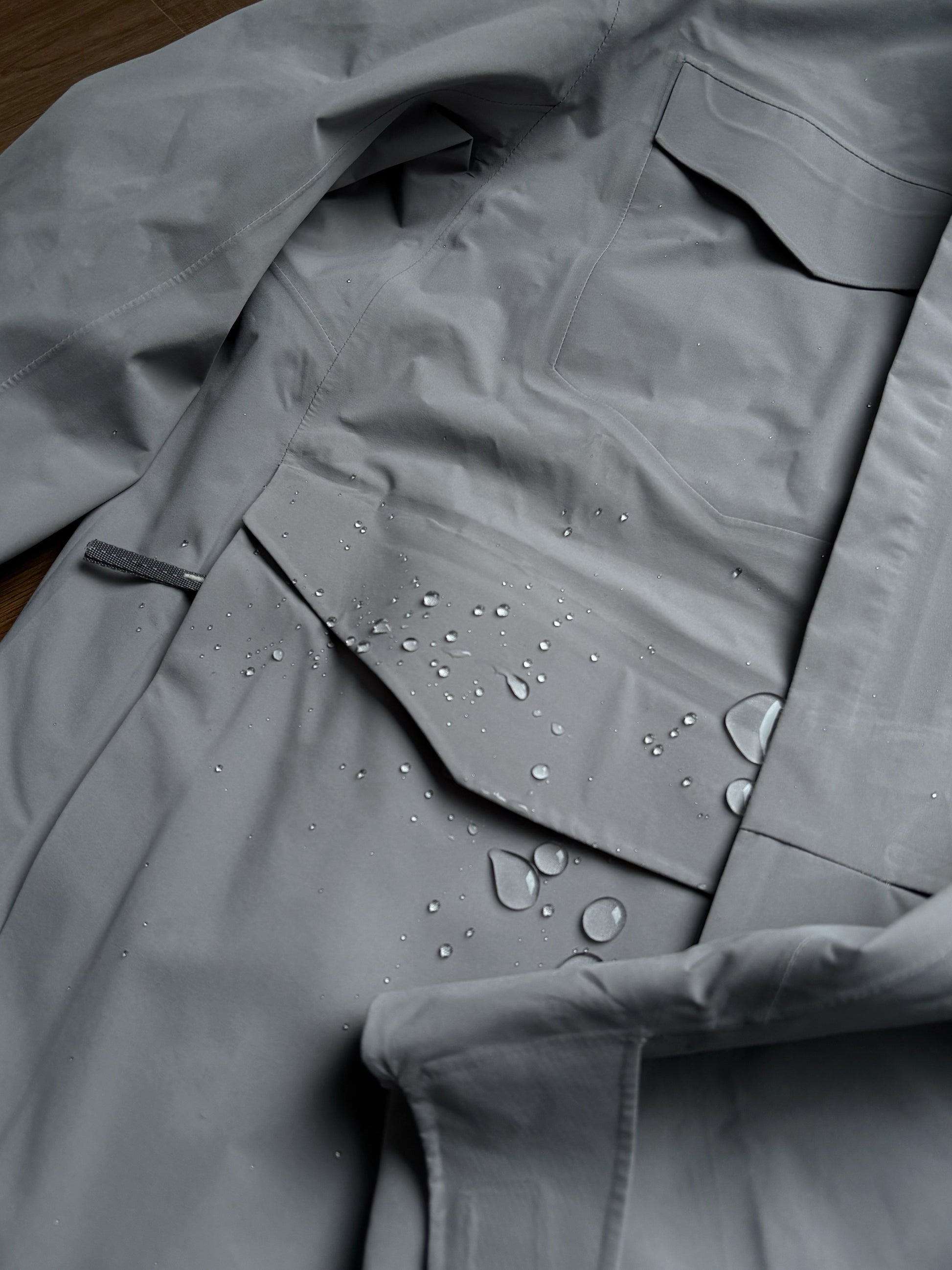 field jacket with Four-way stretch fabric combined with panelled tailoring to ensure unrestricted movement