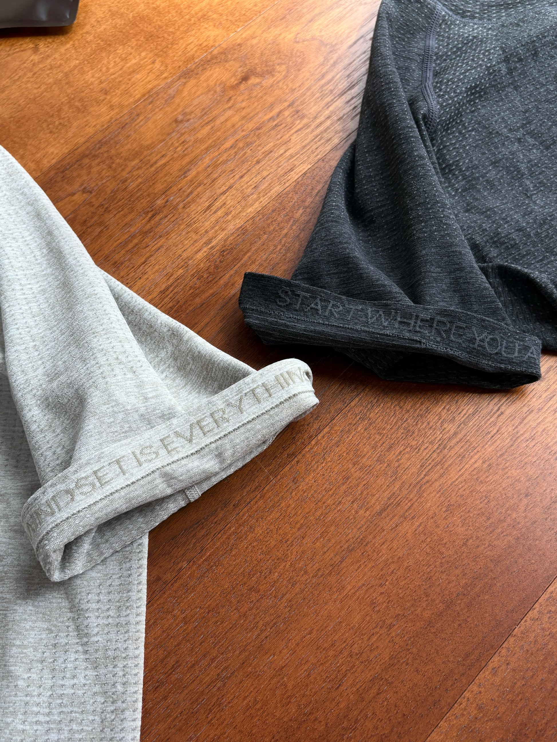 gggcomplex_MVT_short_sleeve_with Slogans on the sleeves and hem of the clothing.