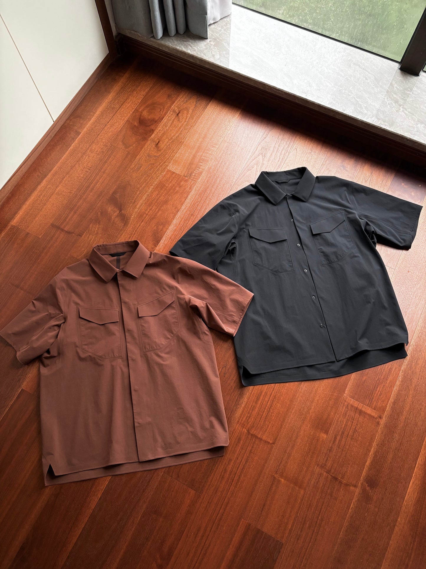 playing field short sleeve shirt with Four-way stretch fabric combined with paneled tailoring to ensure unrestricted movement