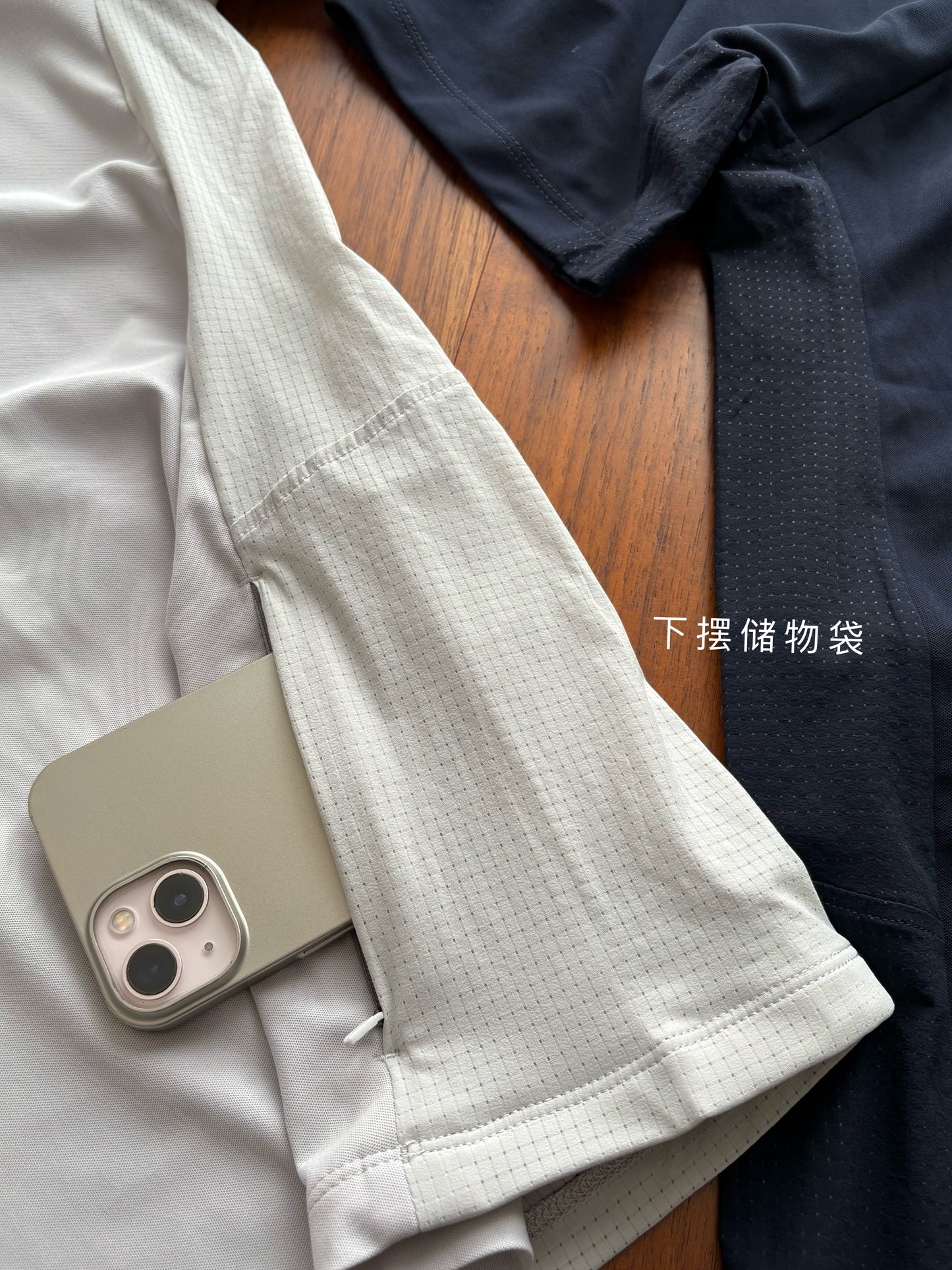 training shirts with The hem features storage pockets, perfect for storing small items like cards, car keys, etc.